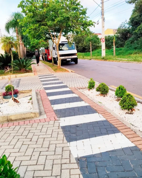 Motoristas cobram mais sinalização em rua do bairro Costeira