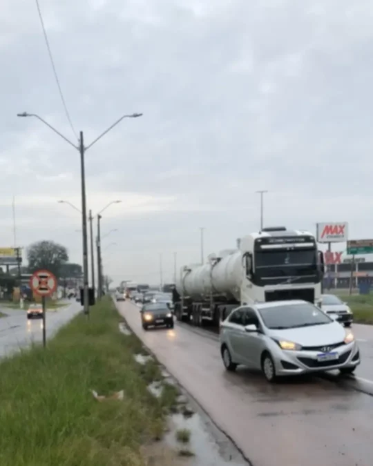 Trânsito bastante intenso na Rodovia do Xisto