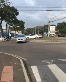 Trânsito tranquilo na rotatória do Capela Velha