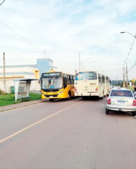 Imagem de destaque - Caminhões estacionam dos dois lados da via e atrapalham trânsito