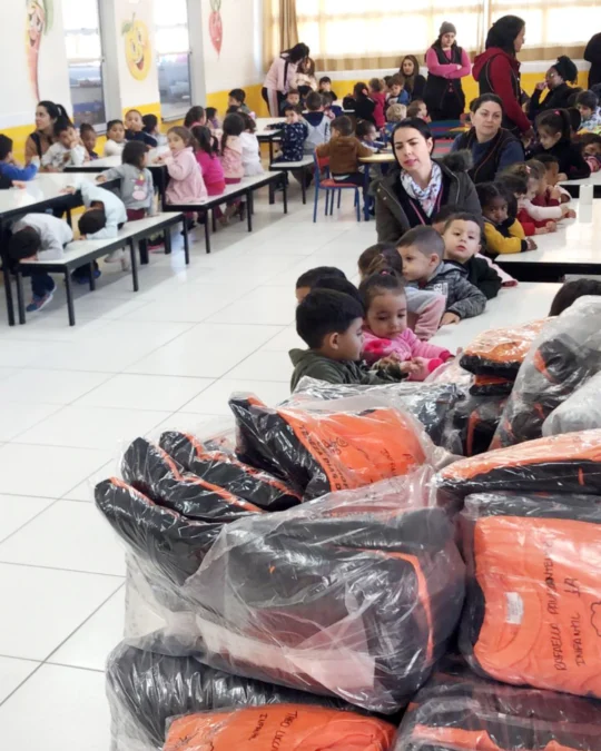 Imagem de destaque - Empresa Adesi Coating doa uniformes para o CMEI no Jardim Itaipu II