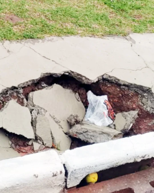 Imagem de destaque - Morador relata perigo por conta de buraco em calçada na Rua Prímula