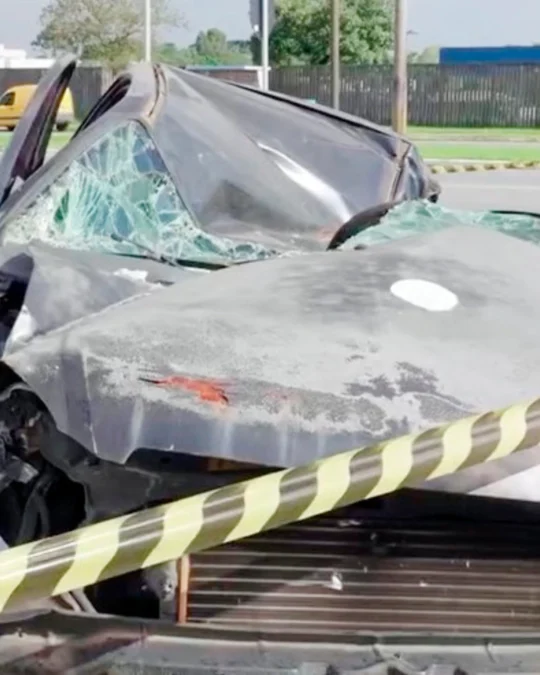 Imagem de destaque - Simulação de carro acidentado na Praça da Bíblia chama atenção de motoristas 