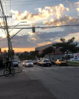 Trânsito intenso na esquina da Archelau Almeida Torres