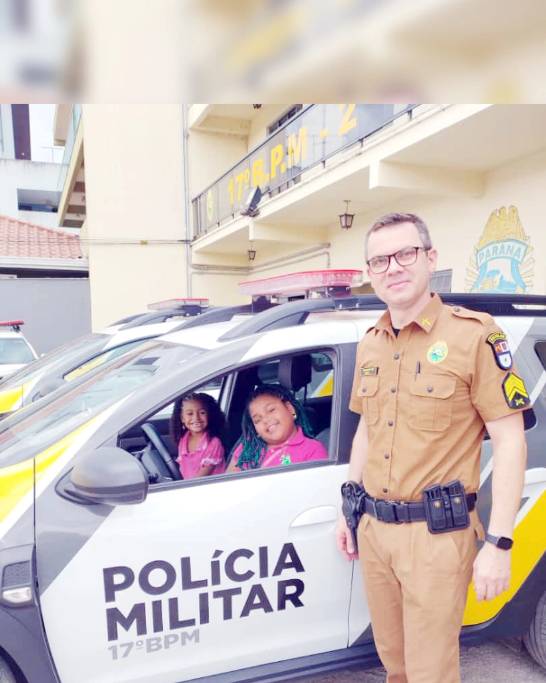 Imagem de destaque - Garotinha autista visita sede da Polícia Militar de Araucária e fica encantada
