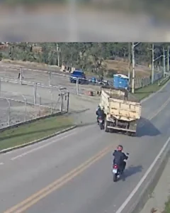 Imagem de destaque - Motociclista que deu “com tudo” em caminhão na Estrada do Tietê não resistiu e faleceu no hospital