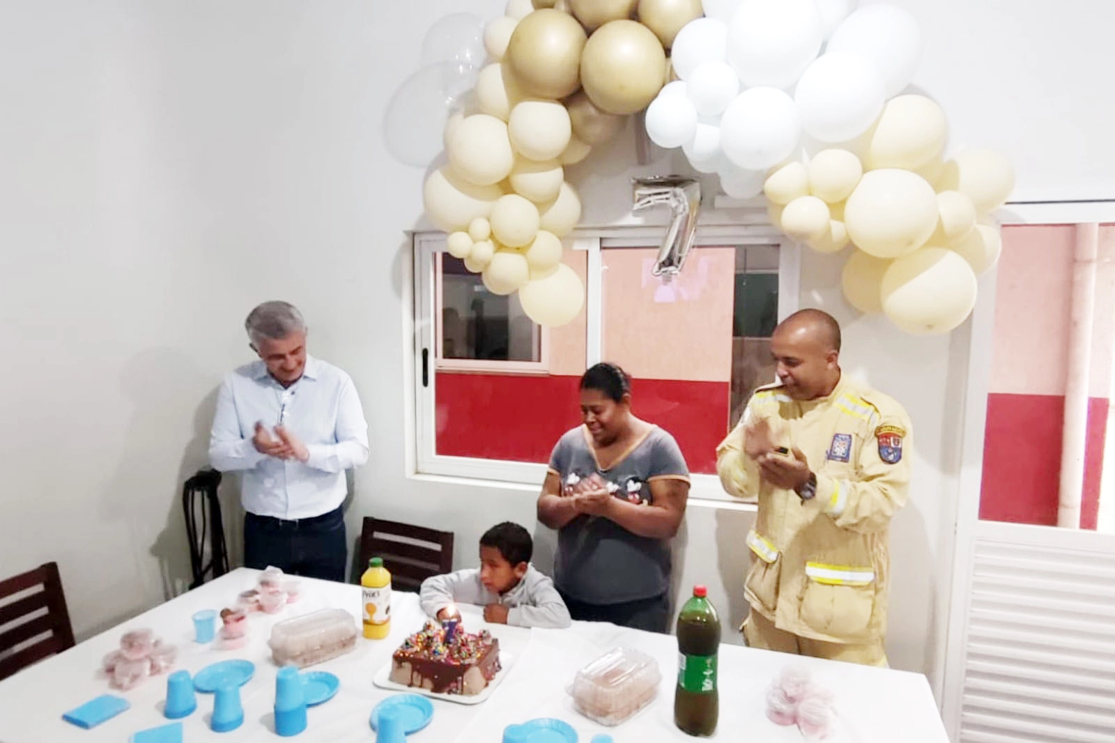 Imagem de destaque - Garotinho visita o Corpo de Bombeiros de Araucária e ganha festa de aniversário