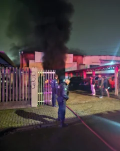 Incêndio atinge Auto Center na madrugada desta quarta (10)