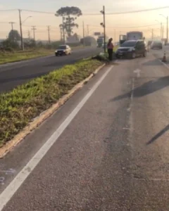 Acidente na BR-476 entre carro e caminhão causa transtornos no trânsito