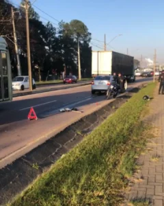 Av. das Araucárias com congestionamento após colisão entre moto e carro