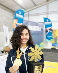 Carateca Emilly Amorim conquista ouro nos Jogos Universitários do Paraná