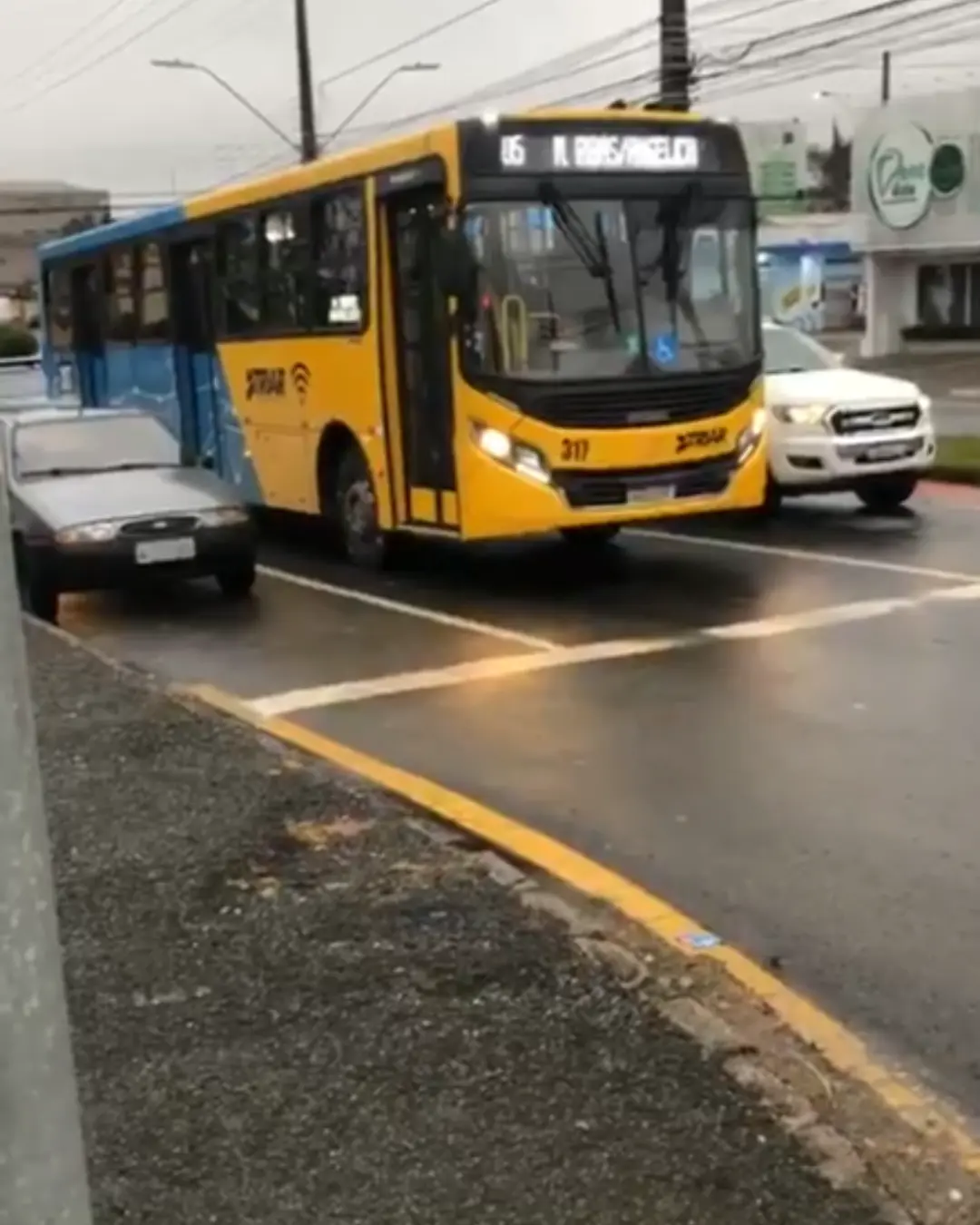 Condições de trânsito na rua Manoel Ribas