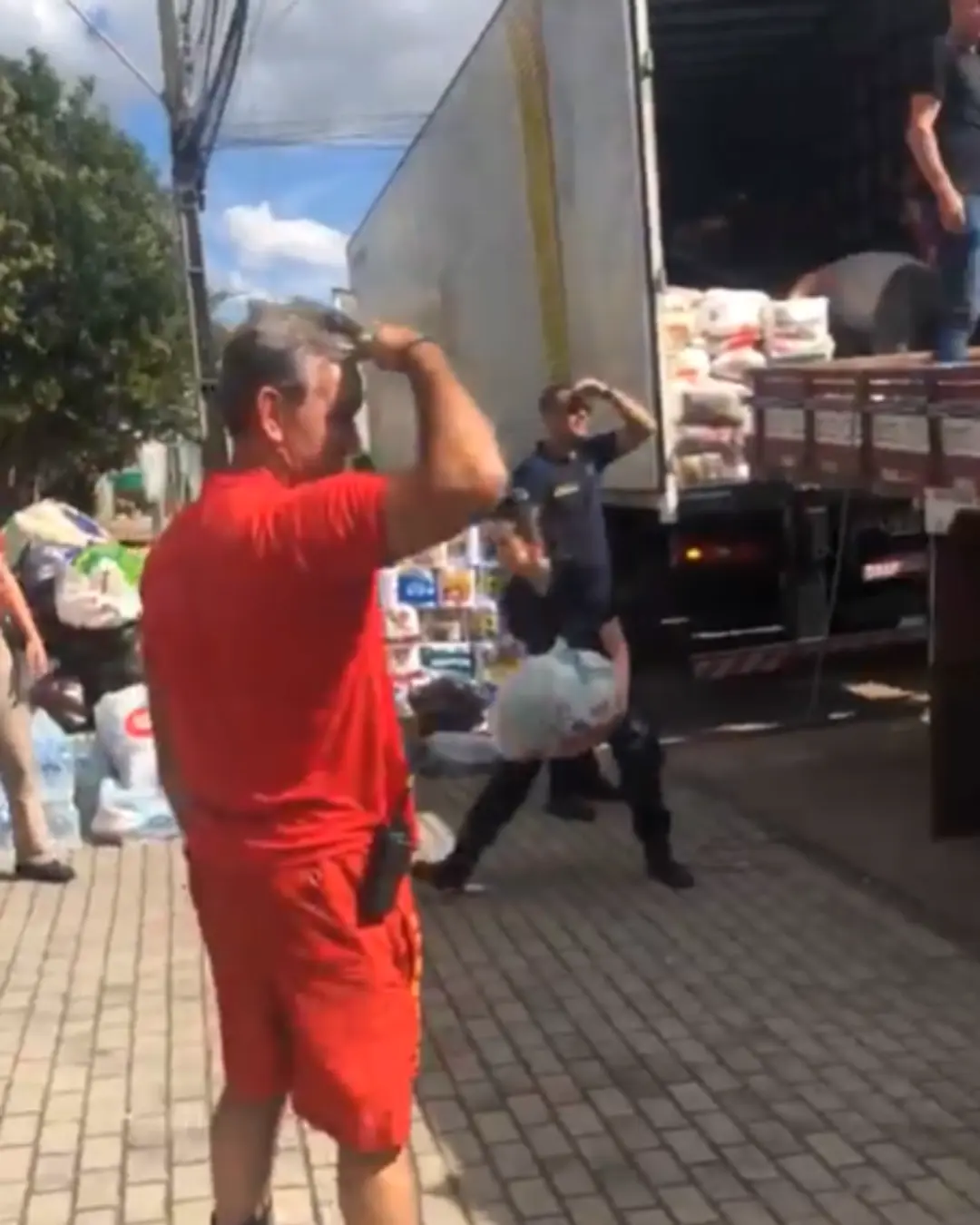 Corpo de Bombeiros de Araucária faz doações para o Rio Grande do Sul