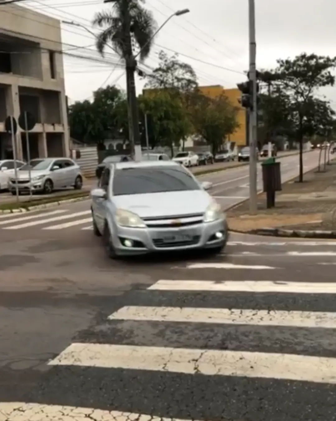 Cruzamento da Rua Miguel Bertolino Pizato com Movimento Intenso