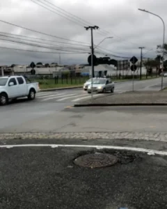 Trânsito intenso na rotatória da Avenida Archelau Almeida Torres