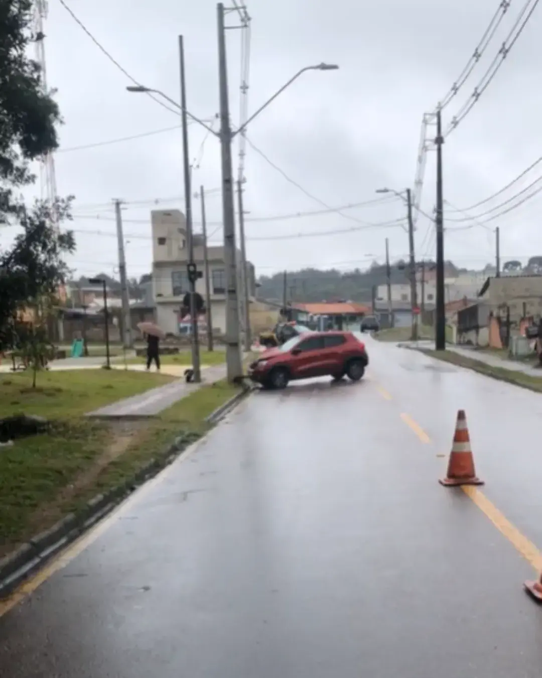 Veículo colide com poste na rua Maranhão