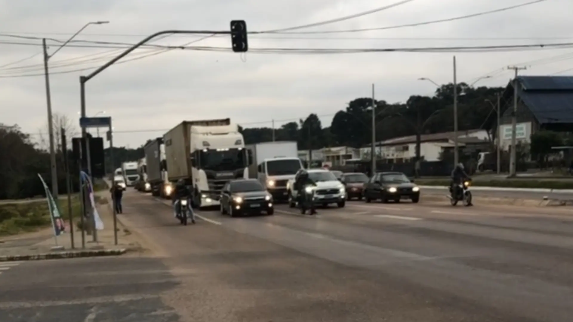 Alerta sobre uso incorreto do acostamento na Rodovia do Xisto