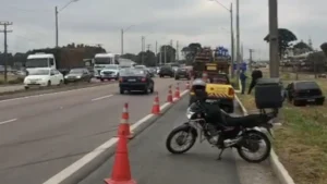 Colisão entre carreta e carro na BR-476 na manhã de quarta-feira (21)