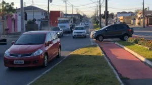 Confira o trânsito desta segunda-feira (12) na divisa do bairro Iguaçu e Costeira