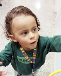 Criança com doença grave é diagnosticada com autismo e família pede ajuda para manter seu tratamento