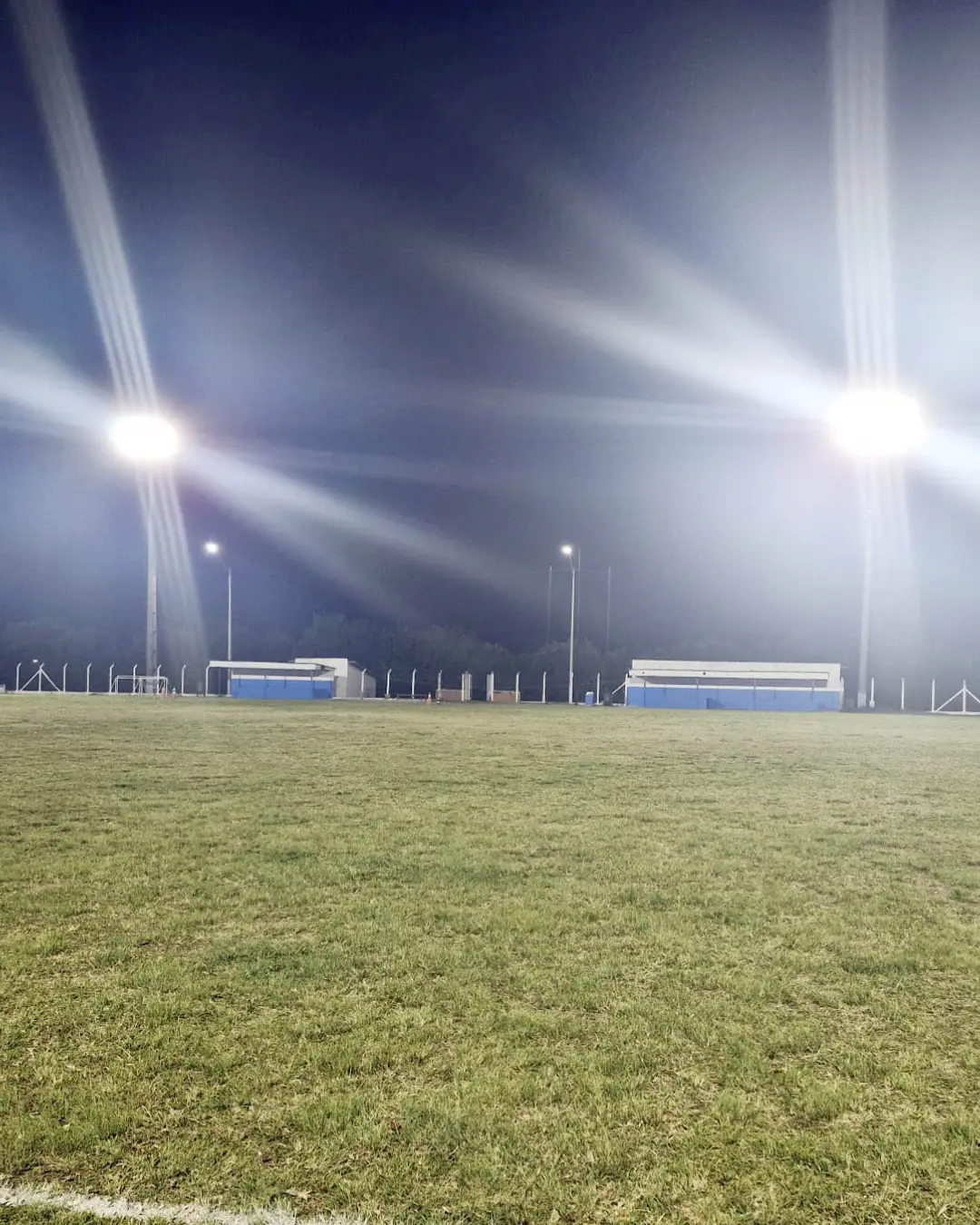 Estádio Emílio Gunha ganha nova iluminação com projetores de LED
