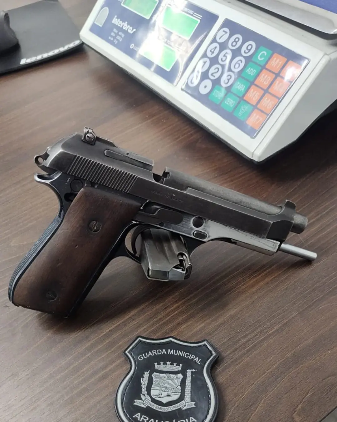 Homem ameaça esposa com arma de fogo e é preso pela GMA