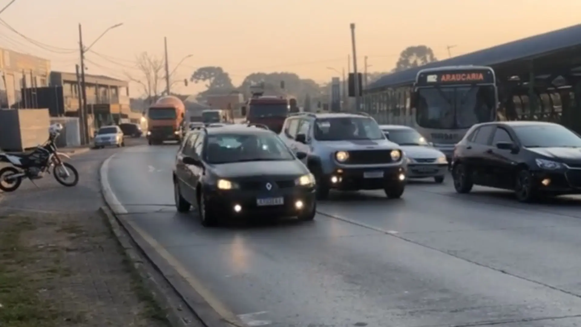 Manhã de segunda-feira (19) com trânsito intenso no Terminal Vila Angélica