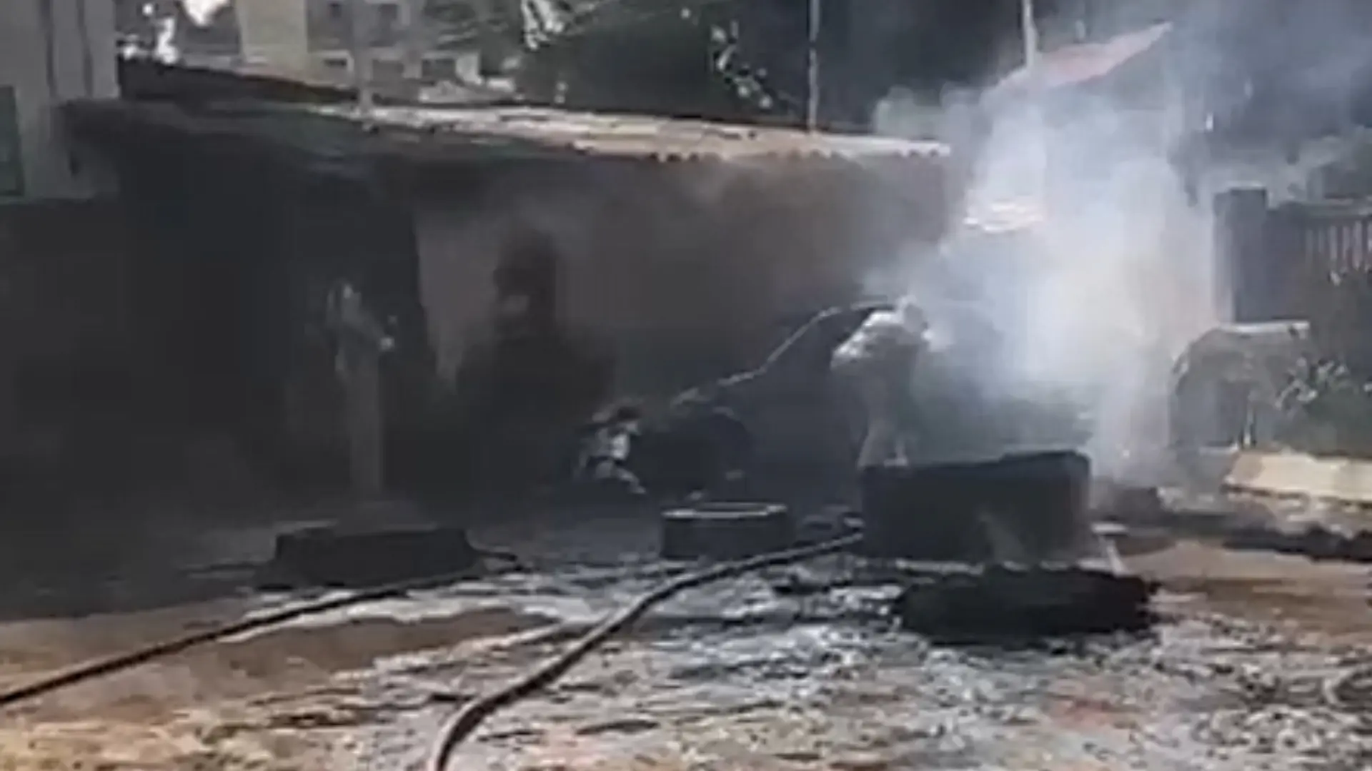Incêndio atinge veículo em posto de gasolina na BR-476