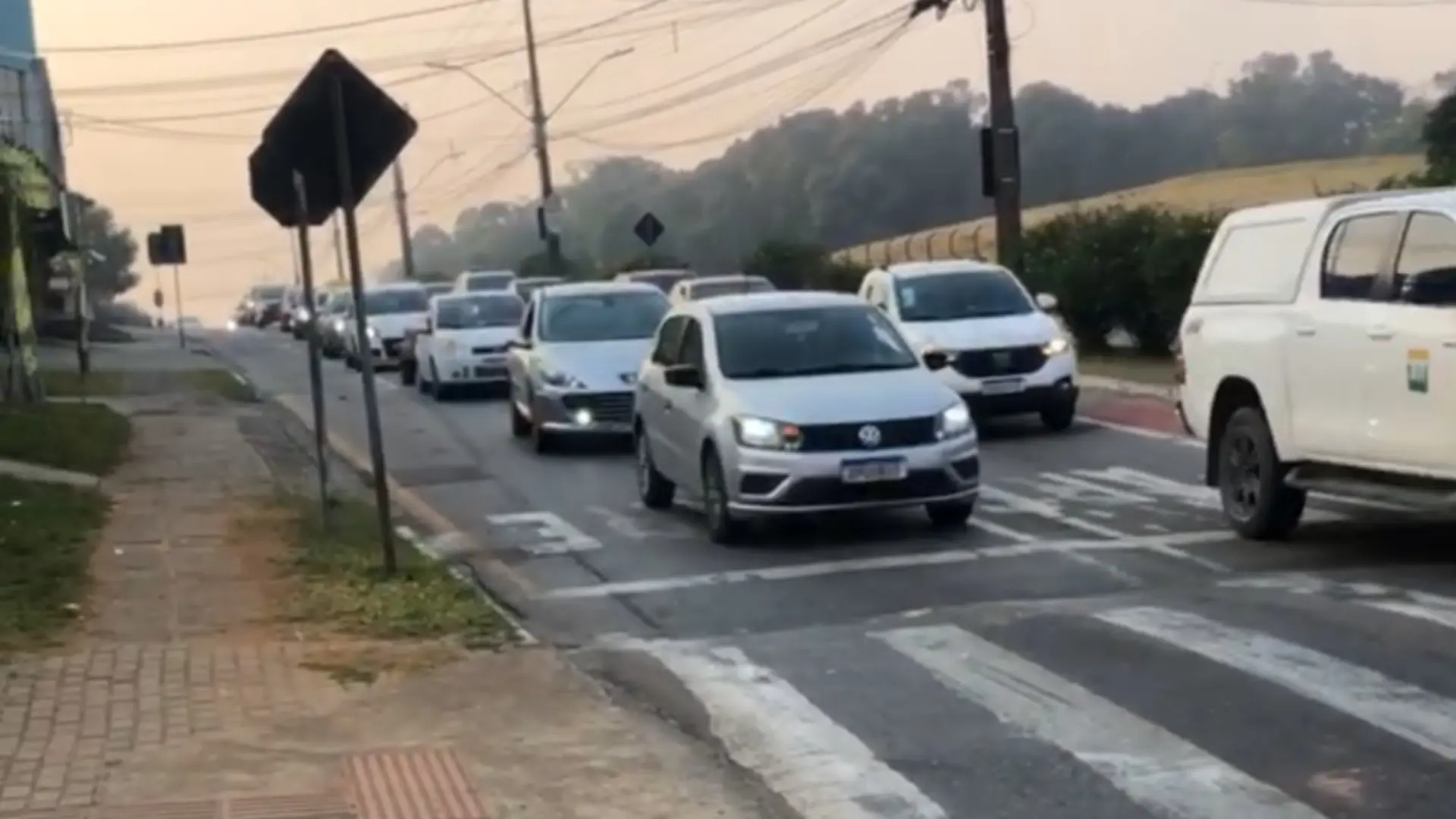 Pequeno acidente causa congestionamento na rotatória da Manoel Ribas