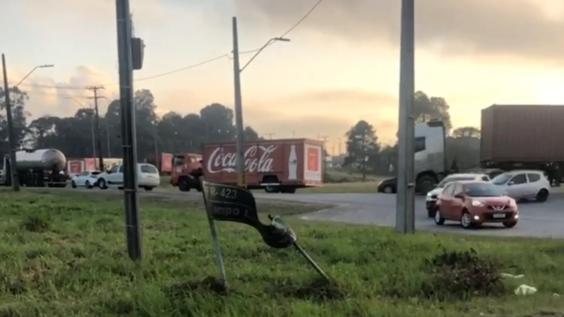 Trânsito tranquilo na saída da R. Marcelino Jasinski para a BR-476