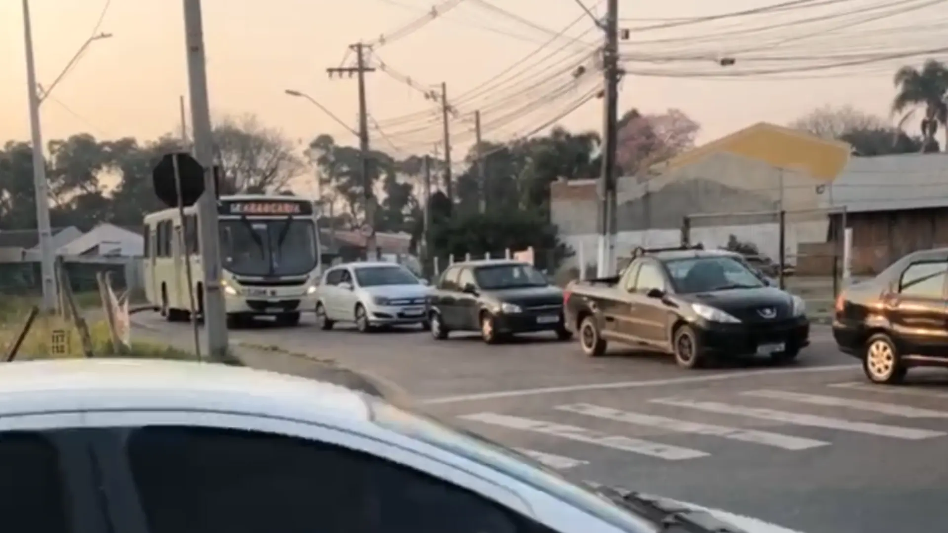 Trânsito tranquilo no cruzamento das Ruas Minas Gerais e Pres. Costa e Silva