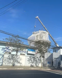 Símbolo da cidade, A Caixa d’água da Sanepar, no Centro, está sendo demolida