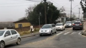 Trânsito intenso na rotatória do bairro Capela Velha nesta quarta-feira (14)