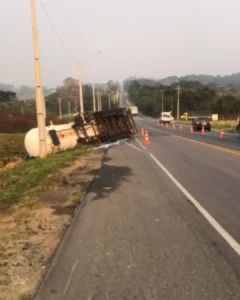 Capotamento de carreta e vazamento de álcool afetaram trânsito na PR-423