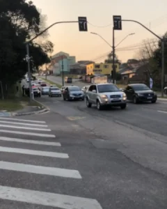 Colisão entre dois veículos na Avenida Manoel Ribas