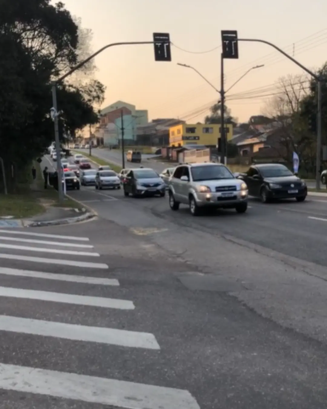 Colisão entre dois veículos na Avenida Manoel Ribas
