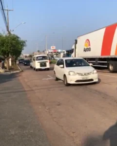 Trânsito intenso na marginal da Rodovia do Xisto