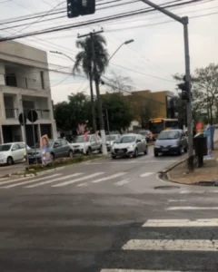 Trânsito intenso na rua Pedro Druszcz com Miguel Bertolino Pizatto