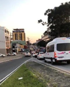 Trânsito intenso na entrada da cidade pela rua São Vicente de Paulo