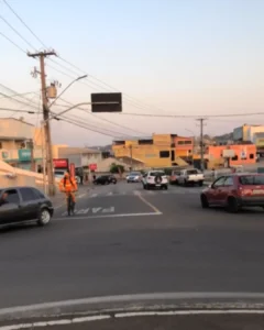 Trânsito na rotatória da Avenida Avestruz no Capela Velha