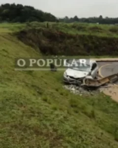 Carro arrebenta poste próximo a Valmet