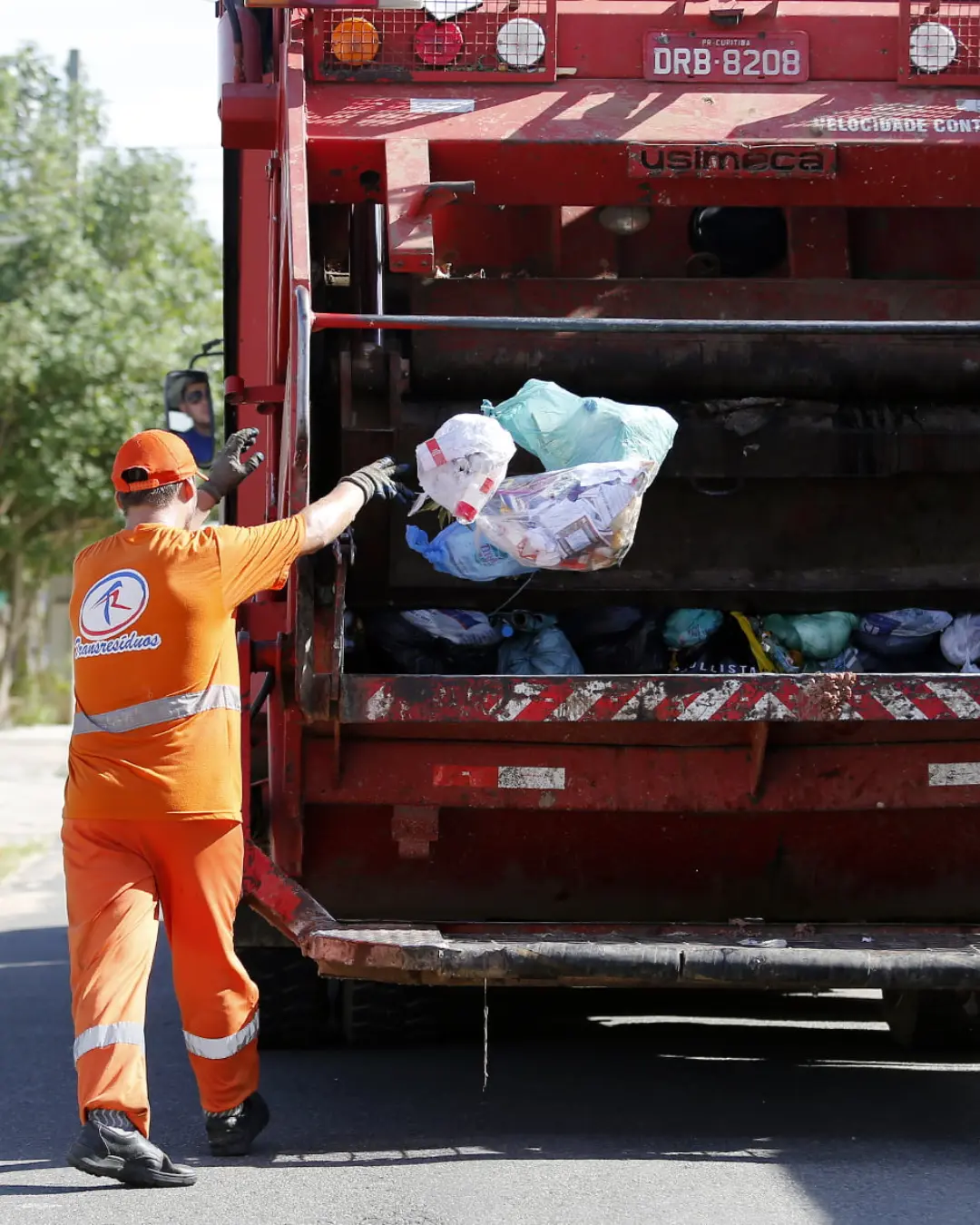 Coleta de lixo atrasa em alguns bairros devido ao acúmulo do feriado, mas serviços já foram retomados