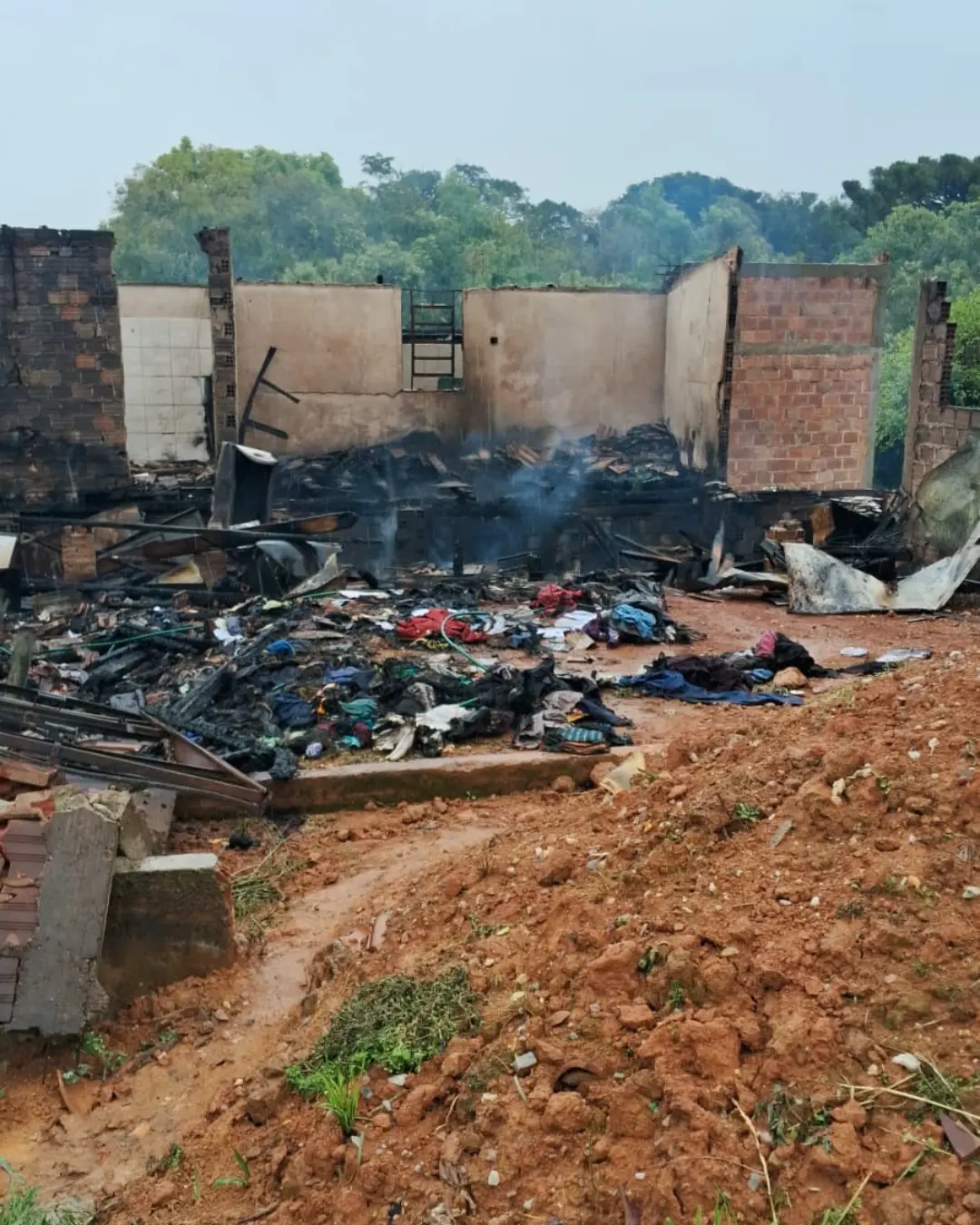 Vítima de incêndio na área rural de Capoeira Grande pede ajuda com doações