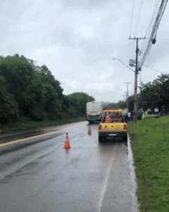 Acidente entre carreta e carro causa transtornos na PR-423