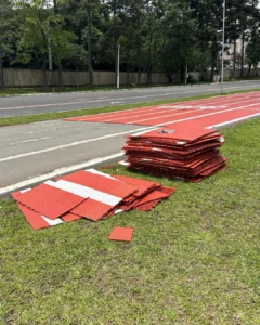 “Deu ruim”: Prefeitura retira “pista de plástico” do Parque Cachoeira. Município já gastou R$ 6,8 milhões com esse pisos