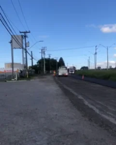 Manutenção na marginal da Rodovia do Xisto