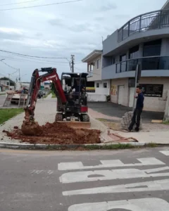 Moradores apontam vazamento na Av. Independência; Sanepar trabalha no local