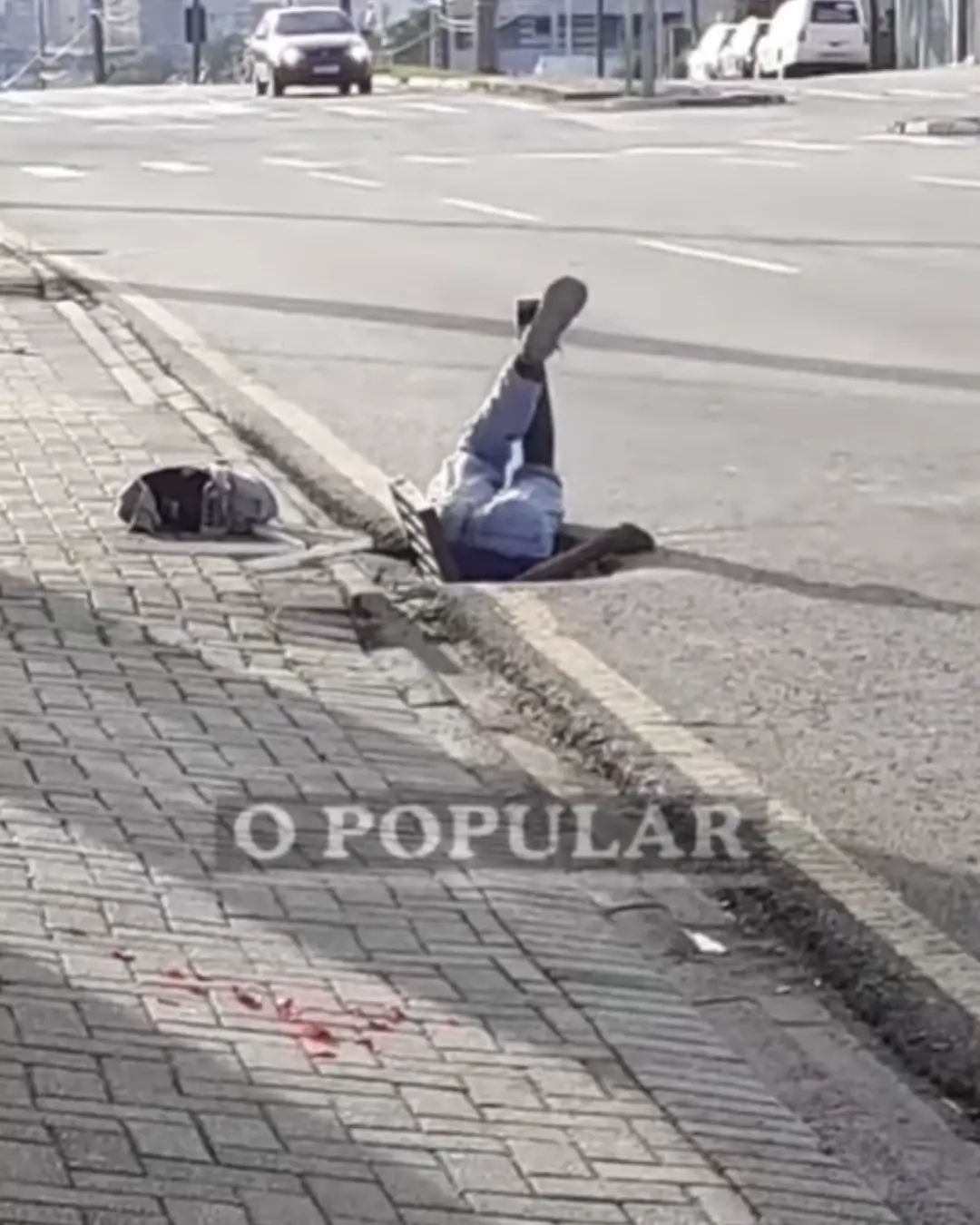 Morador fica entalado em bueiro ao tentar recuperar moedas