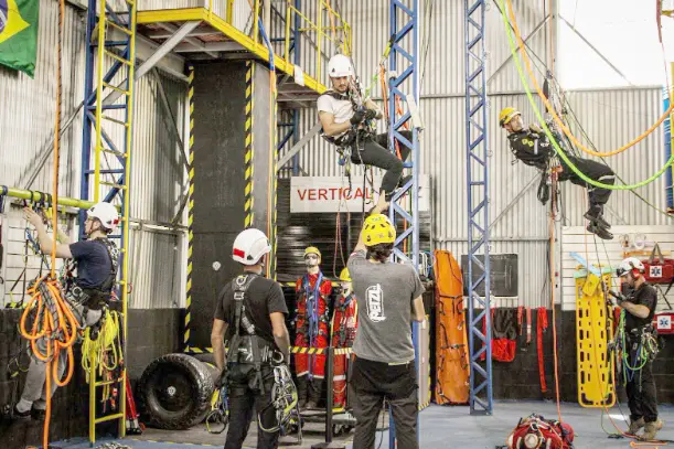 Vertical Braz oferece curso de qualificação em alpinismo industrial para a população