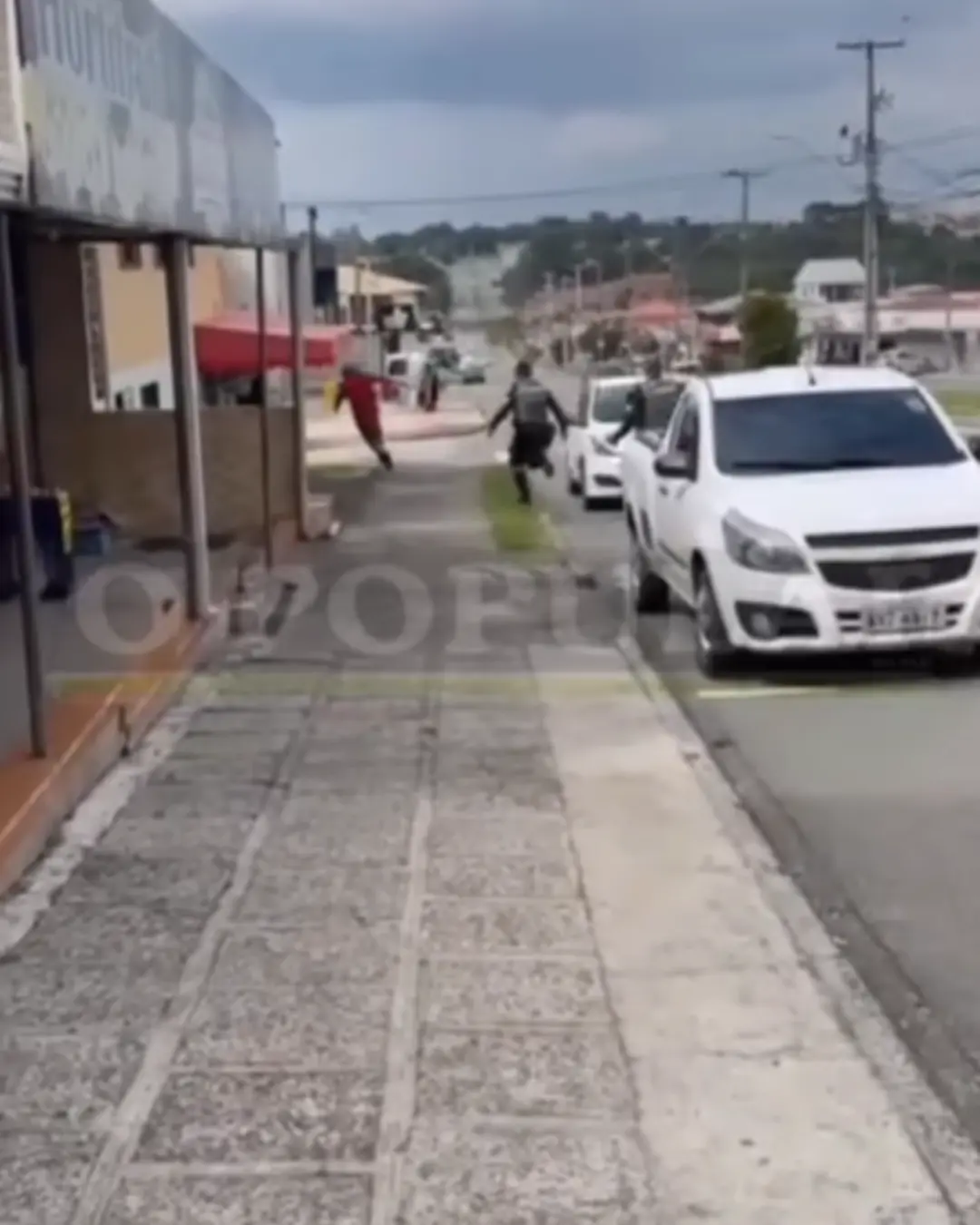Agentes de trânsito perseguem motoqueiro pela Av. Avestruz